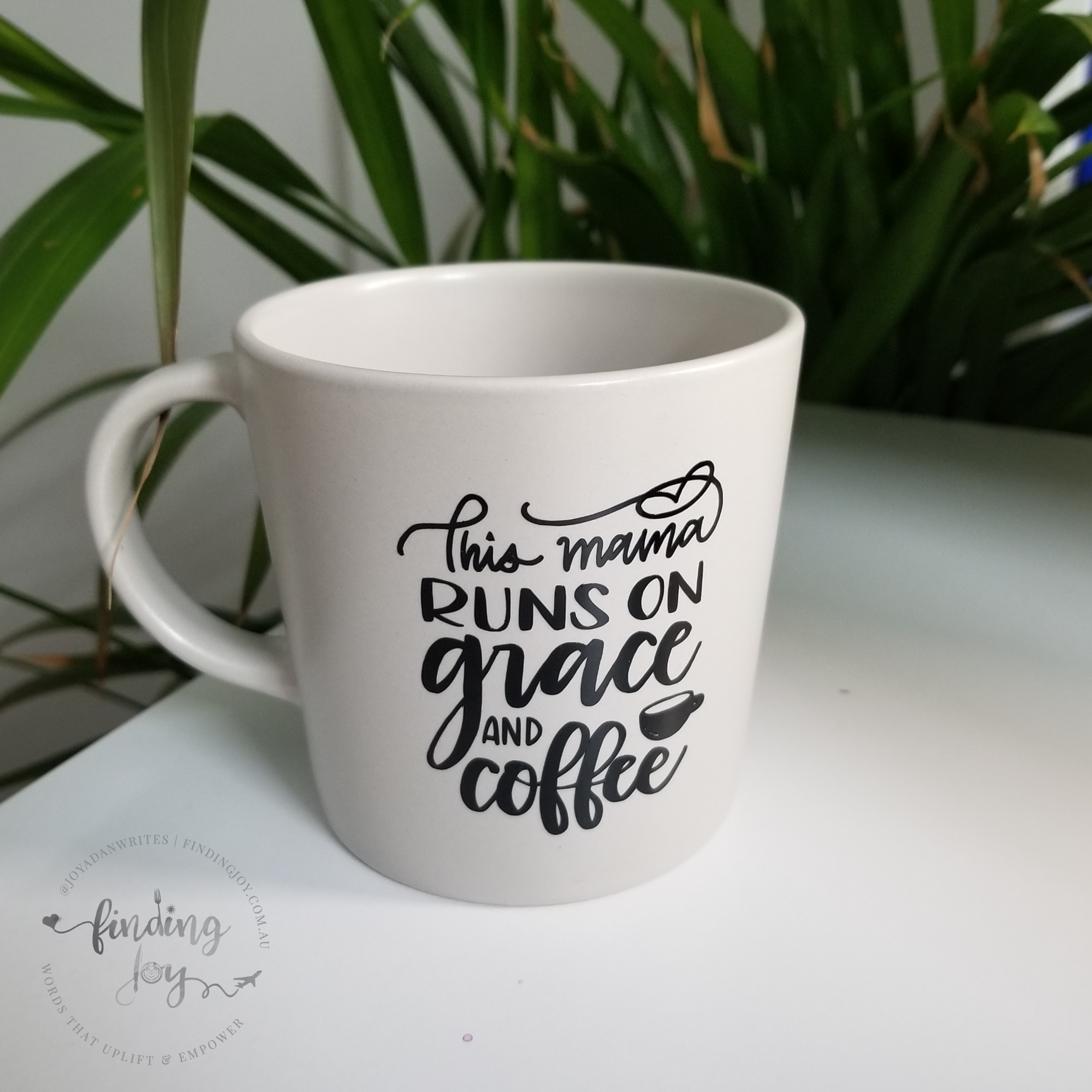 Coffee mug - Latte - This mama runs on grace and coffee